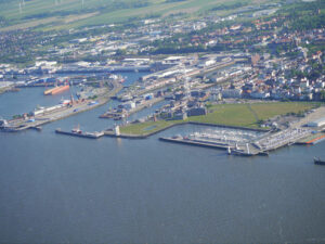 Die Hafenanlage von Cuxhaven aus der Luft betrachtet