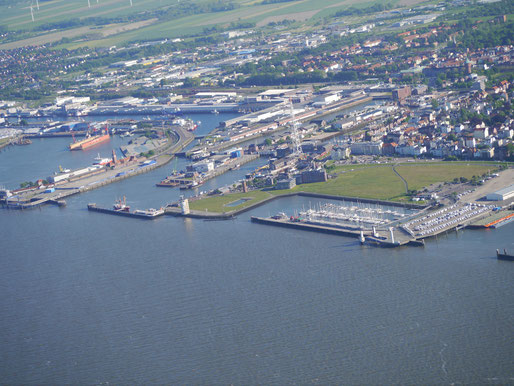 Die Hafenanlage von Cuxhaven aus der Luft betrachtet
