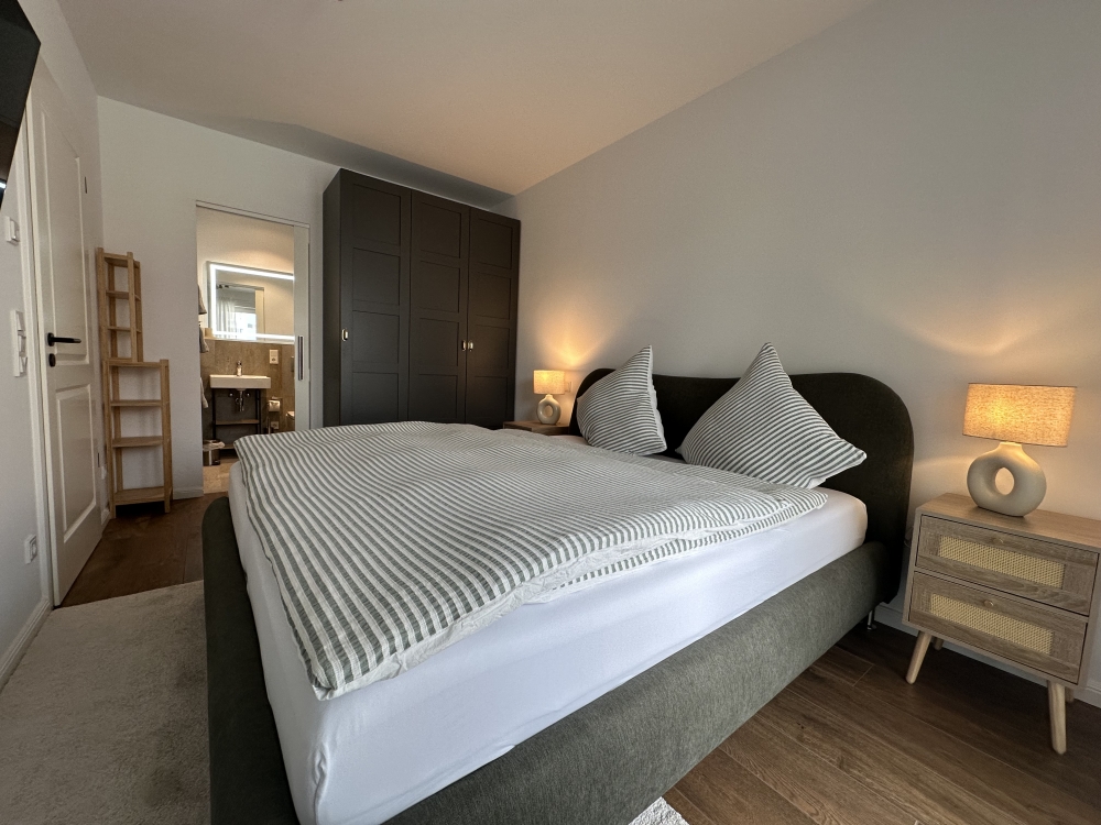 Masterbedroom mit eigenem Badezimmer in der Ferienwohnung Nr. 2 an der Duhner Spitze
